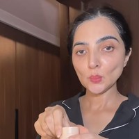 Alih-alih memperhatikan beragam langkah rutinitas skincare Ashanty, banyak netizen yang justru salfok melihat wajah asli istri Anang tersebut. Kok pipinya cekung gitu ya bun, tulis salah satu komentar.  Foto: Instagram/@ashanty_ash