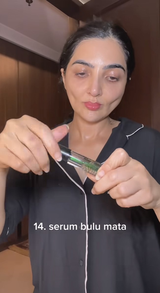 Tampil natural, wanita 41 tahun itu tampak hanya mengenakan piyama polos hitam dengan rambut yang terikat. Banyak yang mengatakan bahwa wajah Ashanty terlihat berbeda, hingga mengira bahwa hal tersebut karena efek filter. Foto: Instagram/@ashanty_ash