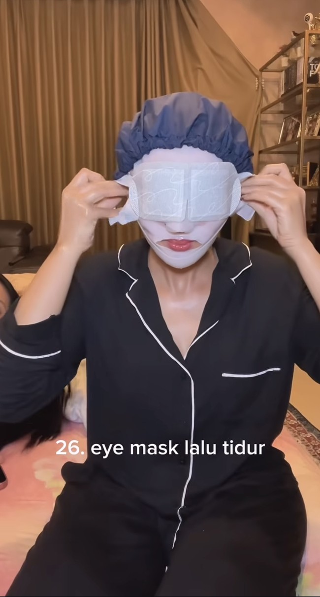Beberapa netizen juga turut mengomentari rutinitas skincare Ashanty yang dinilai terlalu panjang hingga 26 langkah. Wajah Ashanty sendiri sampai tak lagi terlihat karena dibungkus oleh masker serta pengencang wajah. Foto: Instagram/@ashanty_ash