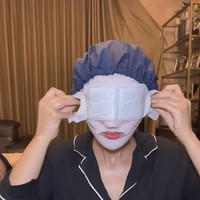 Beberapa netizen juga turut mengomentari rutinitas skincare Ashanty yang dinilai terlalu panjang hingga 26 langkah. Wajah Ashanty sendiri sampai tak lagi terlihat karena dibungkus oleh masker serta pengencang wajah. Foto: Instagram/@ashanty_ash