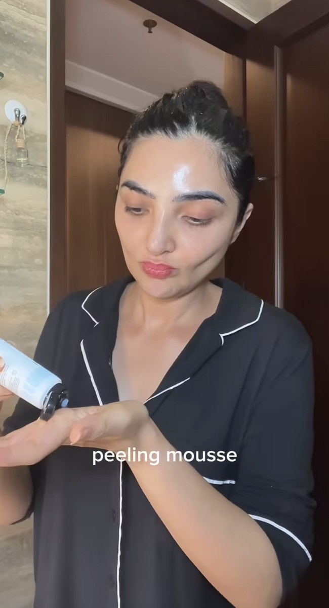 Di unggahan terbaru lanjutan rutinitas skincarenya, Ashanty juga memberi tanggapan terkait wajahnya yang disebut kempot. Btw yang salfok sama wajah hehe disini aku bahas kulit yaa makanya aku PD. Kalau wajah, ya memang aku nggak seberuntung yg memiliki wajah sempurna guys!! Tapi gapapa ini kan ciptaan Allah. Kalau kalian bilang kempot, nah ini masalahnya aku nggak bisa milih dimana yg mau aku ilangin lemaknya hehe, andai aku bisa milih aku minta lemak pinggul sama love handle yg abis dan muka aku tetep berisi, tapi ya gimana saat berat nyusut terus dan pipi makin tirus aku bisa apa? tulis Ashanty. Foto: Instagram/@ashanty_ash