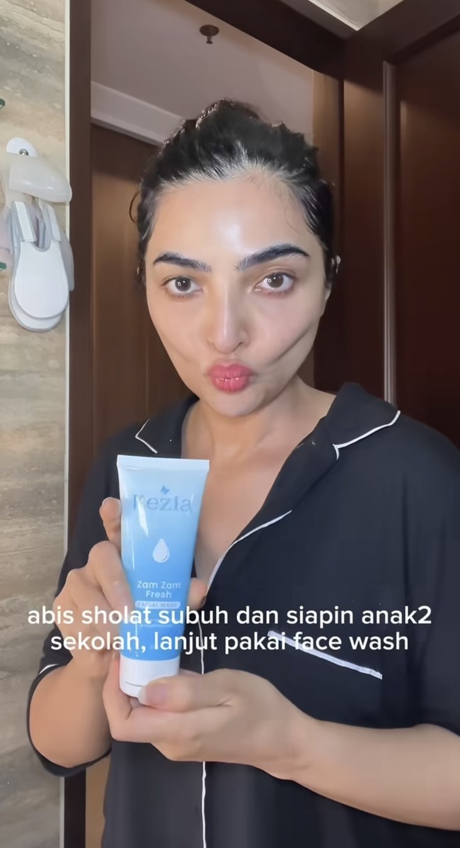 Lebih lanjut di keterangan unggahannya Ashanty juga mengakui kekurangan yang ada pada wajahnya. Meski demikian ia tetap bersyukur. Jenis wajah aku ini banyak kekurangan nya, matanya sayu dan bawah mata hitam, dulu malah lebih parah sebelum dirawat pipi nya tembem diatas tapi dibawah kl kurus langsung setirus ini dan kayak cekung masuk gitu….Ya disyukuri aja lah kan kalau make up masih rada ketutup. Yg penting aku yg dulu ini sering sakit, sekarang Alhamdulillah udah sehat wal afiat deh, tulisnya. Foto: Instagram/@ashanty_ash