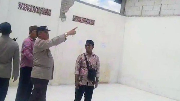 Asrama putri di Ponpes Syech Abdul Qodir Jailani di Desa Blimbing, Kecamatan Besuki Situbondo yang atapnya ambruk. Asrama putri di Ponpes Syech Abdul Qodir Jailani di Desa Blimbing, Kecamatan Besuki Situbondo yang atapnya ambruk.