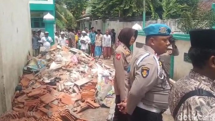 Atap ponpes di Situbondo ambruk sebabkan 1 santriwati meninggal Atap ponpes di Situbondo ambruk sebabkan 1 santriwati meninggal
