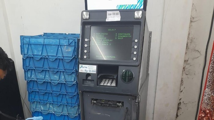 ATM di Malang dibobol Penampakan ATM di toko retail di Desa Wadung, Kecamatan Pakisaji, Kabupaten Malang yang dibobol