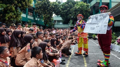 Badut Ajak Siswa SDIT Gunung Jati Gemar Membaca
