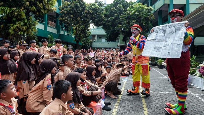 Badut menampilkan aksi sulap kepada siswa saat kegiatan Dunia Literasi Anak (Durian) di SDIT Gunung Jati, Cibodas, Kota Tangerang, Banten, Rabu (29/10/2025). Dinas Perpustakaan dan Arsip Daerah Kota Tangerang menyelenggarakan kegiatan metode pembelajaran interaktif yang menyenangkan guna meningkatkan minat baca siswa serta membangun generasi muda yang cerdas dan berwawasan sejak usia dini. ANTARA FOTO/Putra M. Akbar/rwa.