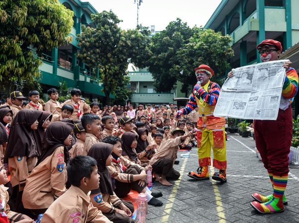 Badut Ajak Siswa SDIT Gunung Jati Gemar Membaca