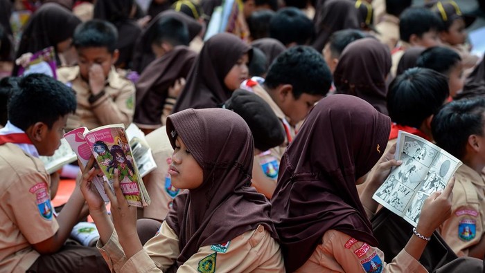 Badut menampilkan aksi sulap kepada siswa saat kegiatan Dunia Literasi Anak (Durian) di SDIT Gunung Jati, Cibodas, Kota Tangerang, Banten, Rabu (29/10/2025). Dinas Perpustakaan dan Arsip Daerah Kota Tangerang menyelenggarakan kegiatan metode pembelajaran interaktif yang menyenangkan guna meningkatkan minat baca siswa serta membangun generasi muda yang cerdas dan berwawasan sejak usia dini. ANTARA FOTO/Putra M. Akbar/rwa.