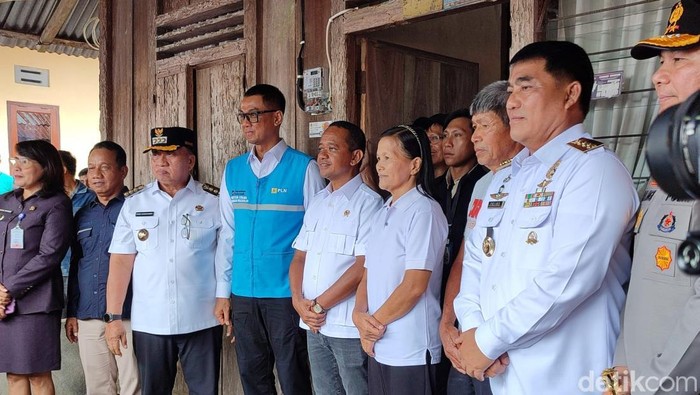 Bahlil Pasang Listrik Gratis 112 Rumah di Kampung Halaman Prabowo Menteri Energi dan Sumber Daya Mineral (ESDM) Bahlil Lahadalia meresmikan program Bantuan Pemasangan Baru Listrik (BPBL) kepada 112 rumah di Desa Wolaang, Kecamatan Langowan Timur, Kabupaten Minahasa, Sulawesi Utara. Program bantuan ini diberikan secara gratis.