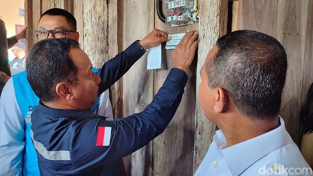 Bahlil Pasang Listrik Gratis 112 Rumah di Kampung Halaman Prabowo Menteri Energi dan Sumber Daya Mineral (ESDM) Bahlil Lahadalia meresmikan program Bantuan Pemasangan Baru Listrik (BPBL) kepada 112 rumah di Desa Wolaang, Kecamatan Langowan Timur, Kabupaten Minahasa, Sulawesi Utara. Program bantuan ini diberikan secara gratis.