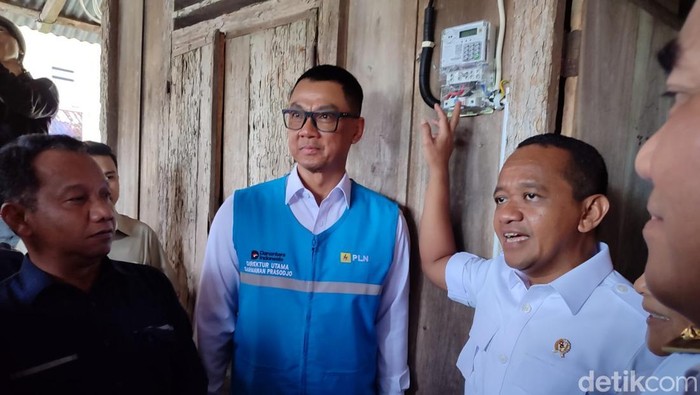 Bahlil Pasang Listrik Gratis 112 Rumah di Kampung Halaman Prabowo Menteri Energi dan Sumber Daya Mineral (ESDM) Bahlil Lahadalia meresmikan program Bantuan Pemasangan Baru Listrik (BPBL) kepada 112 rumah di Desa Wolaang, Kecamatan Langowan Timur, Kabupaten Minahasa, Sulawesi Utara. Program bantuan ini diberikan secara gratis.