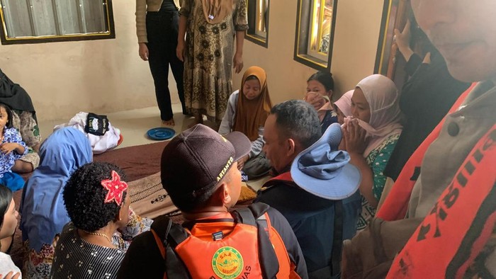 Balita korban tenggelam di Pangkep ditemukan meninggal dunia. Balita korban tenggelam di Pangkep ditemukan meninggal dunia.