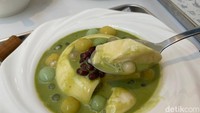 Rasa khas tahu langsung terasa. Teksturnya sangat lembut, mirip seperti egg-pudding. Semua paduannya terasa pas ketika dinikmati bersamaan, ada sensasi lembut, kenyal, dan manis. Foto: Yenny Mustika Sari/detikcom