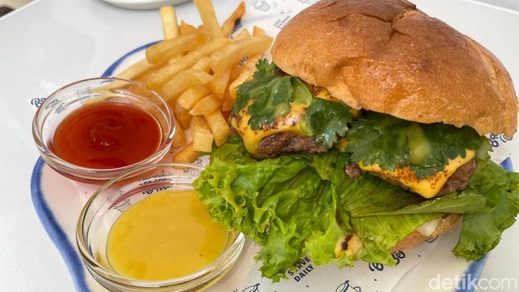 Nikmatnya Puding Tahu Saus Matcha dan Burger Banh Mi di Kafe Baru Jakbar