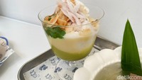 Avo-Coco Sundae merupakan sajian sundae alpukat yang populer juga disajikan oleh Banbe. Terdiri atas jus alpukat yang creamy kental dan dipadukan pasta kacang hijau, daging kelapa panggang, es krim kelapa, dan mutiara tapioka. Foto: Yenny Mustika Sari/detikcom