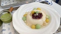 Matcha Tofu Flan (Rp 55.000) disajikan cantik di atas piring, sekelilingnya dihiasi dango berwarna putih dan hijau muda, serta mutiara tapioka keju. Tambah nikmat karena disiram saus matcha yang kental. Foto: Yenny Mustika Sari/detikcom