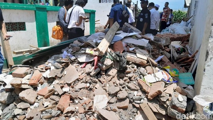 Bangunan Ponpes Salafiah Syafiiyah Syekh Abdul Qodir Jaelani di Situbondo ambruk Bangunan Ponpes Salafiah Syafiiyah Syekh Abdul Qodir Jaelani di Situbondo ambruk