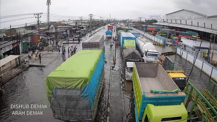 Banjir di Jalur Pantura Sayung, Kabupaten Demak, Rabu (29/10/2025) siang. Banjir di Jalur Pantura Sayung, Kabupaten Demak, Rabu (29/10/2025) siang.