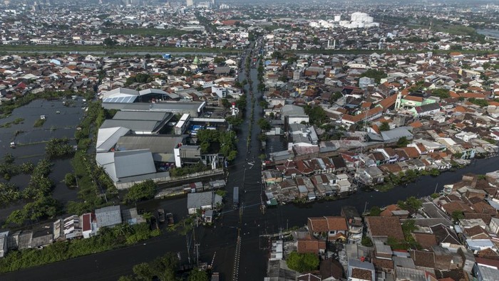 Foto udara kondisi jalur rel kereta api yang terendam banjir di kawasan Tambakrejo, Semarang, Jawa Tengah, Rabu (29/10/2025). KAI Daop 4 Semarang pada Rabu (29/10) pukul 05.00 WIB membatalkan empat perjalanan kereta api, di antaranya KA 496 Kedung Sepur relasi Semarang Poncol Ngrombo, KA 495 Kedung Sepur relasi Ngrombo Semarang Poncol, KA 268 Banyubiru relasi Semarang Tawang Solo Balapan, dan KA 267 Banyubiru relasi Solo Balapan Semarang Tawang, serta mengubah relasi KA 261 Blora Jaya dan KA 266 Ambarawa Ekspres akibat banjir yang merendam jalur rel kereta api di kawasan tersebut sejak Selasa (28/10). ANTARA FOTO/Aprillio Akbar