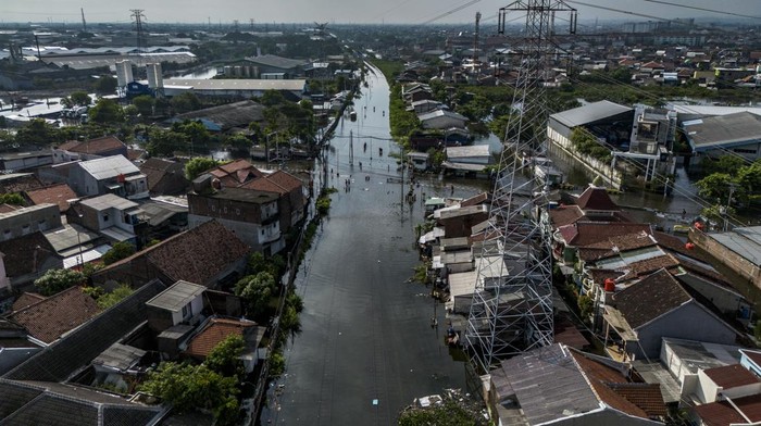 Foto udara kondisi jalur rel kereta api yang terendam banjir di kawasan Tambakrejo, Semarang, Jawa Tengah, Rabu (29/10/2025). KAI Daop 4 Semarang pada Rabu (29/10) pukul 05.00 WIB membatalkan empat perjalanan kereta api, di antaranya KA 496 Kedung Sepur relasi Semarang Poncol Ngrombo, KA 495 Kedung Sepur relasi Ngrombo Semarang Poncol, KA 268 Banyubiru relasi Semarang Tawang Solo Balapan, dan KA 267 Banyubiru relasi Solo Balapan Semarang Tawang, serta mengubah relasi KA 261 Blora Jaya dan KA 266 Ambarawa Ekspres akibat banjir yang merendam jalur rel kereta api di kawasan tersebut sejak Selasa (28/10). ANTARA FOTO/Aprillio Akbar