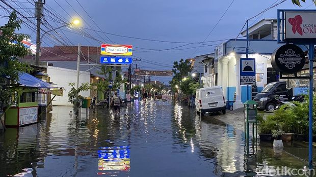 Suasana banjir di Kampung Tambakan, Kelurahan Kaligawe, Kecamatan Gayamsari, Kota Semarang, Rabu (29/10/2025).