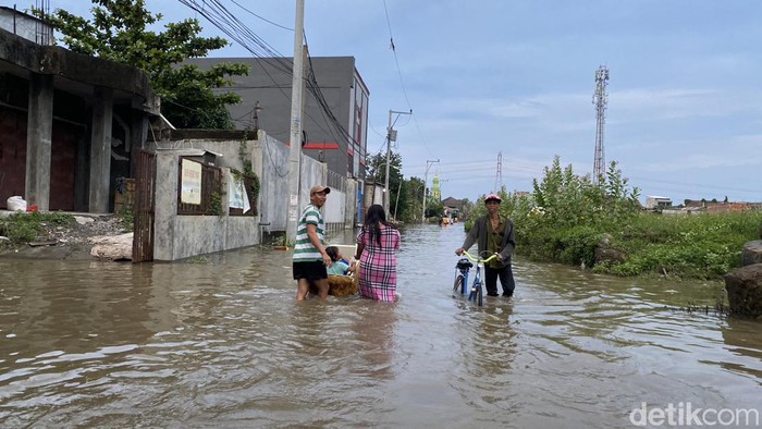 Suasana banjir di Kampung Tambakan, Kelurahan Kaligawe, Kecamatan Gayamsari, Kota Semarang, Rabu (29/10/2025).