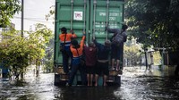 Sejumlah warga menumpang truk untuk dapat menembus banjir. Banjir yang melanda Kota Semarang akibat dari anomali cuaca dengan intensitas hujan tinggi sejak Selasa (21/10). Foto: ANTARA FOTO/Aprillio Akbar