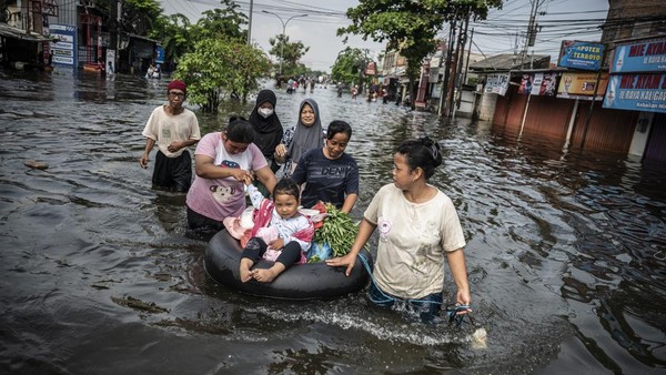 Banjir Semarang Belum Surut, Ribuan Warga Terdampak