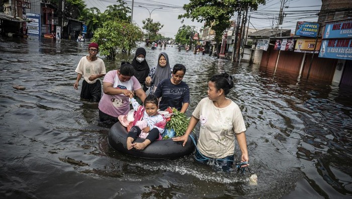 Banjir Semarang Belum Surut, Ribuan Warga Terdampak Sejumlah warga berjalan menembus banjir di Jalan Kaligawe Raya, Semarang, Jawa Tengah, Rabu (29/10/2025). Menurut data sementara BPBD Kota Semarang sebanyak 39.405 jiwa dari 29.772 KK di 18 wilayah terdampak banjir yang melanda Kota Semarang akibat dari anomali cuaca dengan intensitas hujan tinggi sejak Selasa (21/10). ANTARA FOTO/Aprillio Akbar/nz
