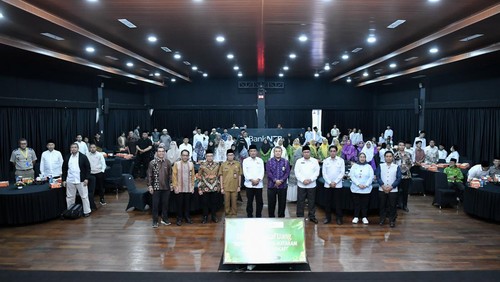 Direktur Keuangan dan Operasional Bank NTB Syariah Zainal Abidin Wahyu Nugroho bersama Kepala Kantor Wilayah Kemenag NTB Zamroni Aziz di Bank NTB Syariah, Senin (27/10/2025). (Dok. Humas Bank NTB Syariah).