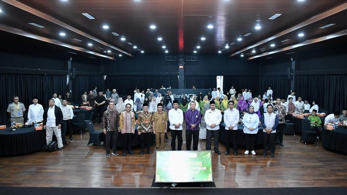 Bank NTB Syariah Direktur Keuangan dan Operasional Bank NTB Syariah Zainal Abidin Wahyu Nugroho bersama Kepala Kantor Wilayah Kemenag NTB Zamroni Aziz di Bank NTB Syariah, Senin (27/10/2025). (Dok. Humas Bank NTB Syariah).