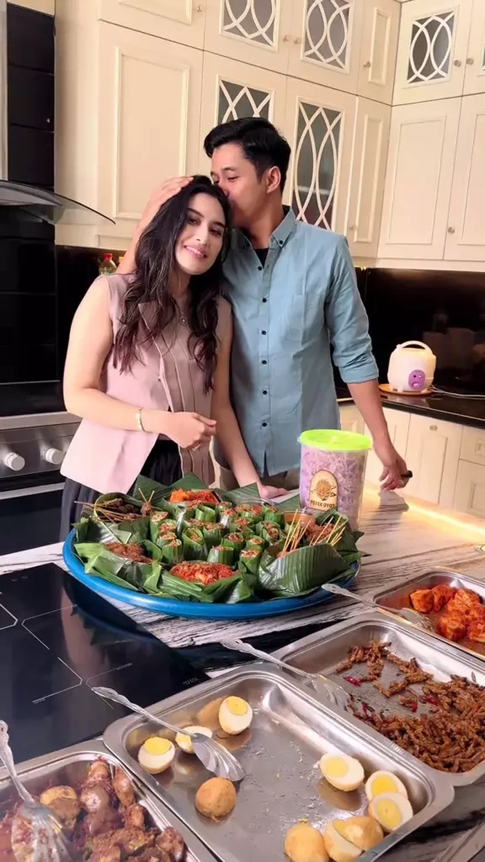 Begini Kenangan Manis Adly Fairuz dan Angbeen Rishi Saat Makan Bersama