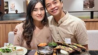 Kebersamaan Angbeen dan Adly juga terlihat ketika keduanya menghabiskan waktu di restoran. Ini potretnya saat memesan steak sampai fritters. Foto: Instagram Angbeen Rish/Adly