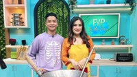 Diundang ke stasiun televisi untuk masak, Angbeen yang kini punya usaha kuliner dan restoran, tampak ditemani oleh Adly yang bangga dengan pencapaiannya. Foto: Instagram Angbeen Rish/Adly