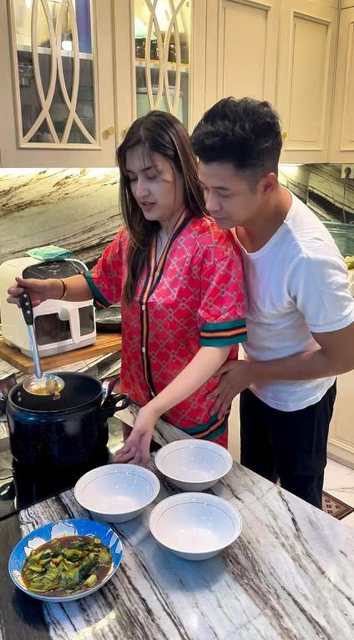 Begini Kenangan Manis Adly Fairuz dan Angbeen Rishi Saat Makan Bersama