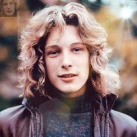 Terungkap pula bahwa masa kecilnya diwarnai tragedi karena Bjorn tumbuh tanpa ayah dan ibunya bunuh diri ketika ia baru berusia sepuluh tahun. Bjorn kemudian dibesarkan oleh kakek-nenek dari pihak ibu di mana ia belajar musik di Sekolah Adolf Fredrik dan menunjukkan bakat bermain piano. Foto: Twitter