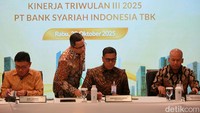 Pencapaian kinerja Triwulan III BSI disampaikan oleh Direktur Utama BSI Anggoro Eko Cahyo (tengah), Wakil Direktur Utama Bob T. Ananta (kiri), dan Direktur Finance & Strategy Ade Cahyo Nugroho (kanan) di Kantor Pusat BSI (29/10). PT Bank Syariah Indonesia Tbk (BRIS) atau BSI membukukan kinerja positif hingga kuartal III 2025.