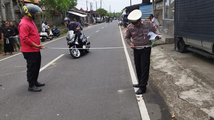 Bule AS Tewas Polres Gianyar melakukan olah TKP lakalantas yang menewaskan WNA Amerika, Selasa (28/10/2025).