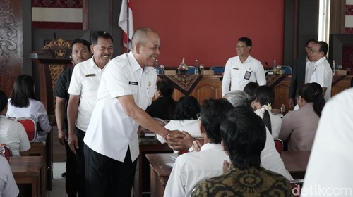 Bupati Karangasem I Gusti Putu Parwata saat membuka Sosialisasi Percepatan Operasional dan Pengembangan KDKMP di Aula Disdikpora Karangasem, Rabu (29/10/2025).