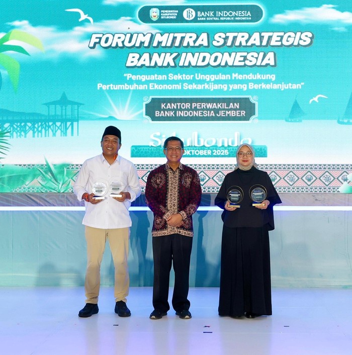 Bupati Situbondo dan Bupati Banyuwangi di BI Jember Awards 2025 Bupati Situbondo dan Bupati Banyuwangi di BI Jember Awards 2025