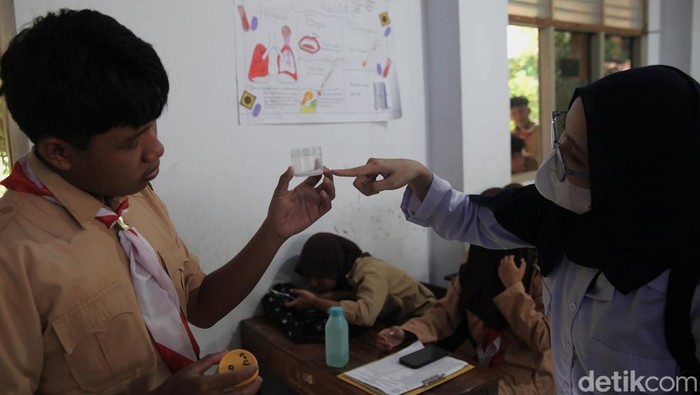 Petugas tenaga kesehatan mendatangi sekolah untuk melakukan skrining tuberkulosis (TBC) kepada para pelajar di Jakarta Pusat, Rabu (29/10/2025). Dalam kegiatan itu, para siswa diminta memberikan sampel dahak yang kemudian akan diteliti di laboratorium untuk melihat adanya indikasi penyakit TBC.