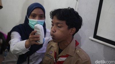 Cegah Penularan, Nakes Skrining TBC ke Pelajar Jakarta