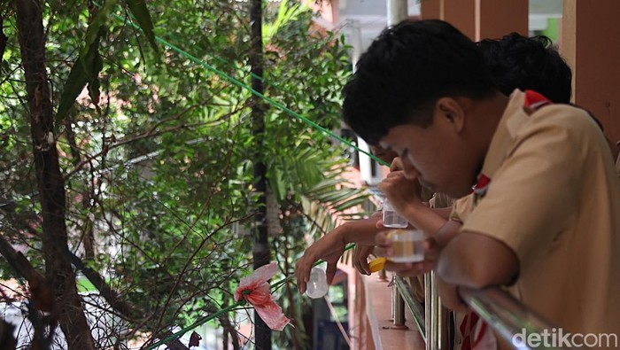 Petugas tenaga kesehatan mendatangi sekolah untuk melakukan skrining tuberkulosis (TBC) kepada para pelajar di Jakarta Pusat, Rabu (29/10/2025). Dalam kegiatan itu, para siswa diminta memberikan sampel dahak yang kemudian akan diteliti di laboratorium untuk melihat adanya indikasi penyakit TBC.