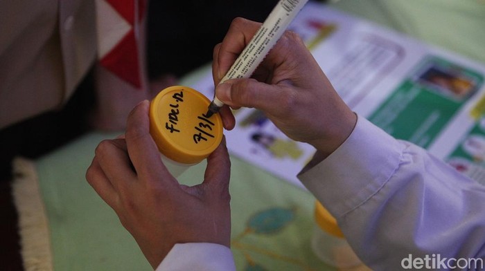 Petugas tenaga kesehatan mendatangi sekolah untuk melakukan skrining tuberkulosis (TBC) kepada para pelajar di Jakarta Pusat, Rabu (29/10/2025). Dalam kegiatan itu, para siswa diminta memberikan sampel dahak yang kemudian akan diteliti di laboratorium untuk melihat adanya indikasi penyakit TBC.