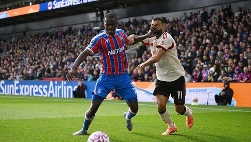 LONDON, ENGLAND - SEPTEMBER 27: Tyrick Mitchell of Crystal Palace battles for possession with Mohamed Salah of Liverpool during the Premier League match between Crystal Palace and Liverpool at Selhurst Park on September 27, 2025 in London, England. (Photo by Alex Broadway/Getty Images)