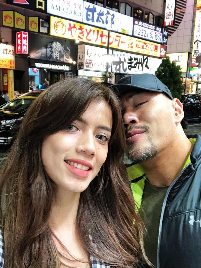 Deddy Corbuzier dan Sabrina Chairunnisa mulai memamerkan hubungan asmara mereka ke publik pada tahun 2018 saat berlibur ke Jepang. Foto: Instagram