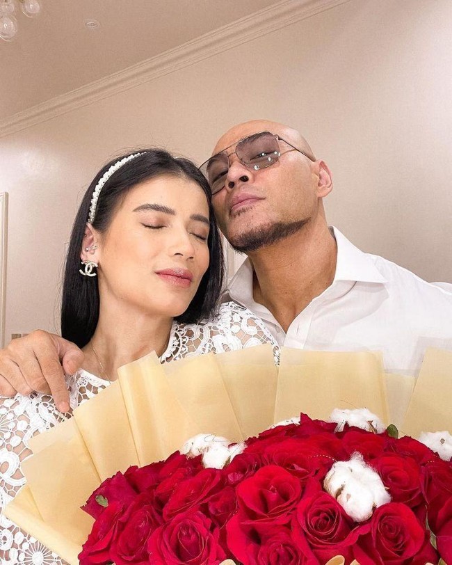 Kisah cinta mereka berlanjut ke jenjang serius ketika Deddy Corbuzier melamar Sabrina Chairunnisa, tepat di hari ulang tahunnya ke-26. Foto: Instagram