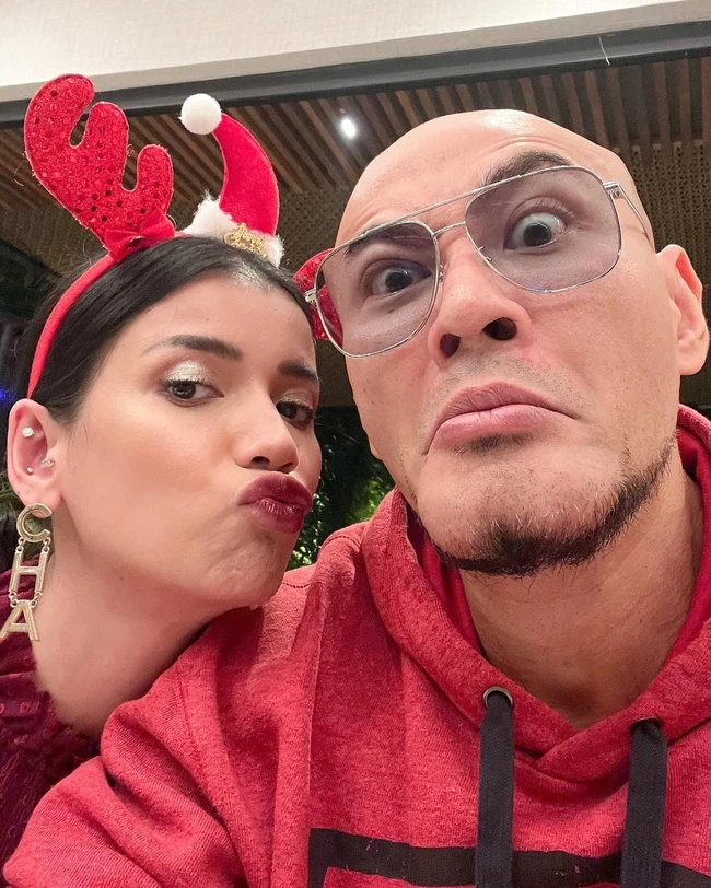 Perbedaan usia 15 tahun tidak menjadi penghalang dalam hubungan mereka. Deddy Corbuzier bahkan mantap untuk memeluk agama Islam sebelum menikahi Sabrina Chairunnisa pada 2022. Foto: Instagram