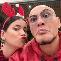 Perbedaan usia 15 tahun tidak menjadi penghalang dalam hubungan mereka. Deddy Corbuzier bahkan mantap untuk memeluk agama Islam sebelum menikahi Sabrina Chairunnisa pada 2022. Foto: Instagram